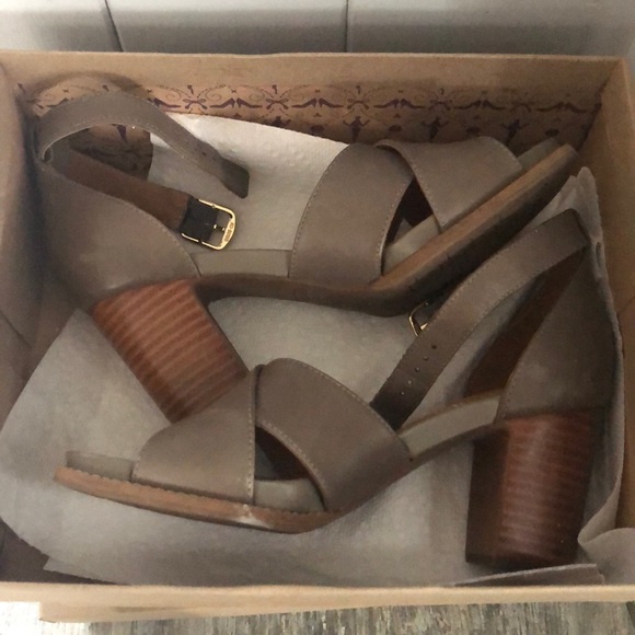 clarks block heel sandals